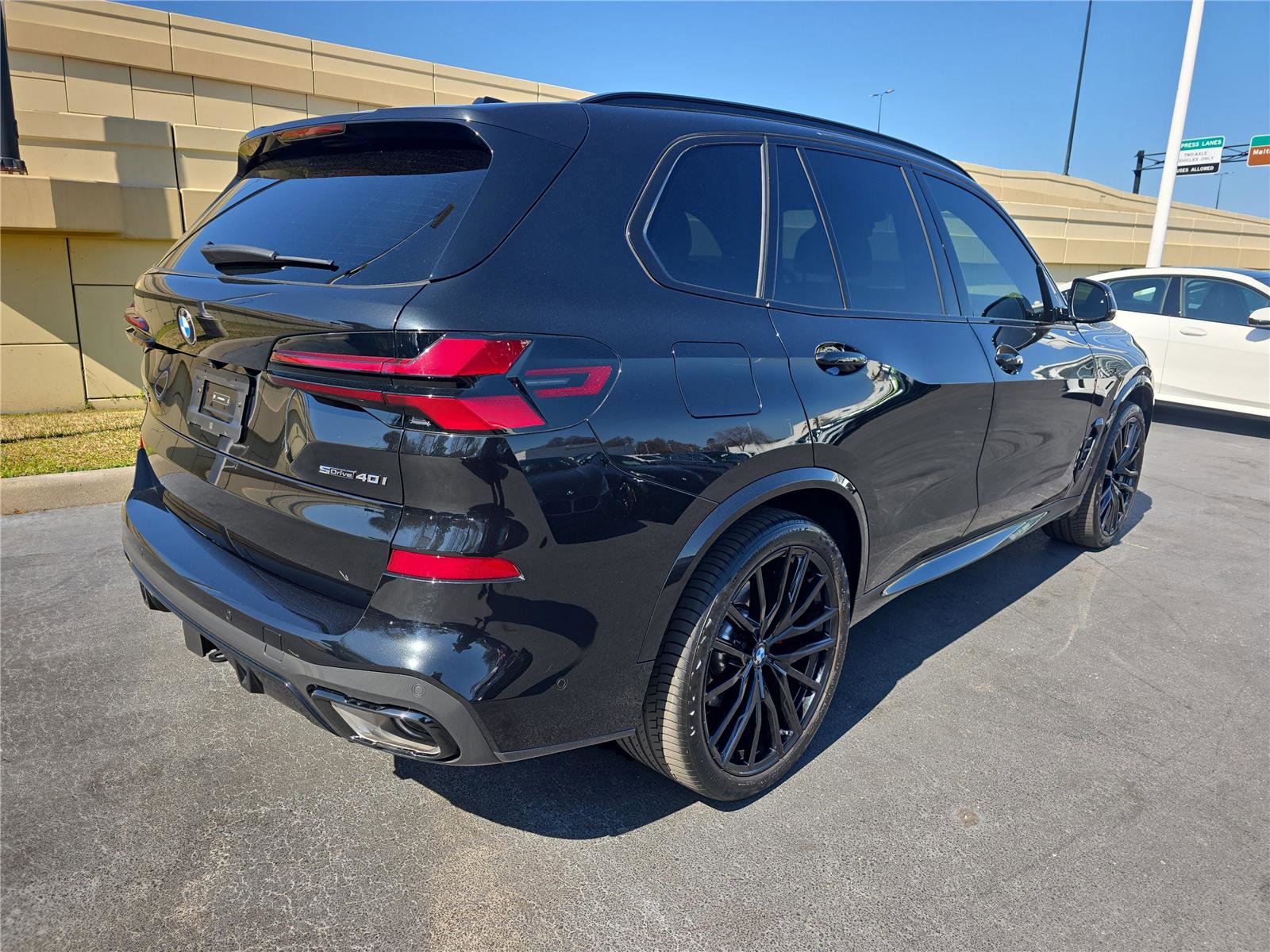 Used 2024 BMW X5 sDrive40i w/ M Sport Package image 2