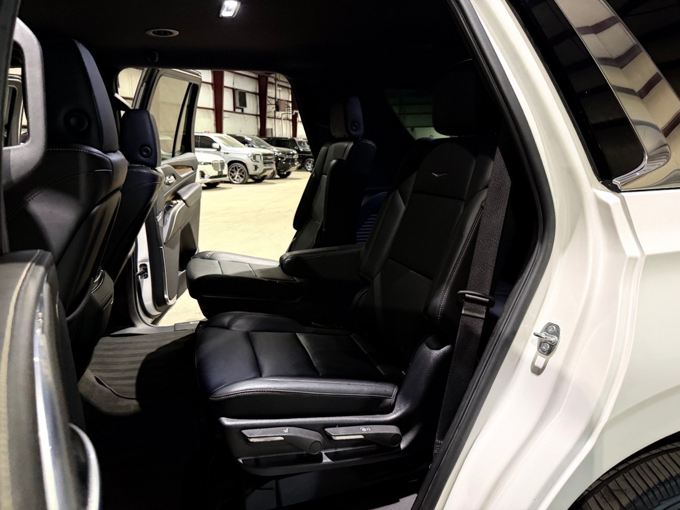 Used 2022 Cadillac Escalade Luxury AWD/4WD image 18
