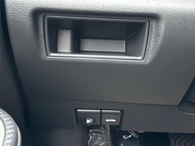 New 2025 Nissan Versa SR w/ Trunk Package image 24