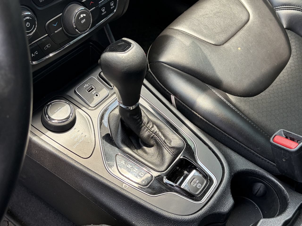 Used 2019 Jeep Cherokee Latitude Plus AWD/4WD image 10