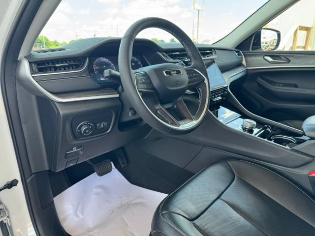 Used 2023 Jeep Grand Cherokee Limited w/ Luxury Tech Group II AWD/4WD image 19