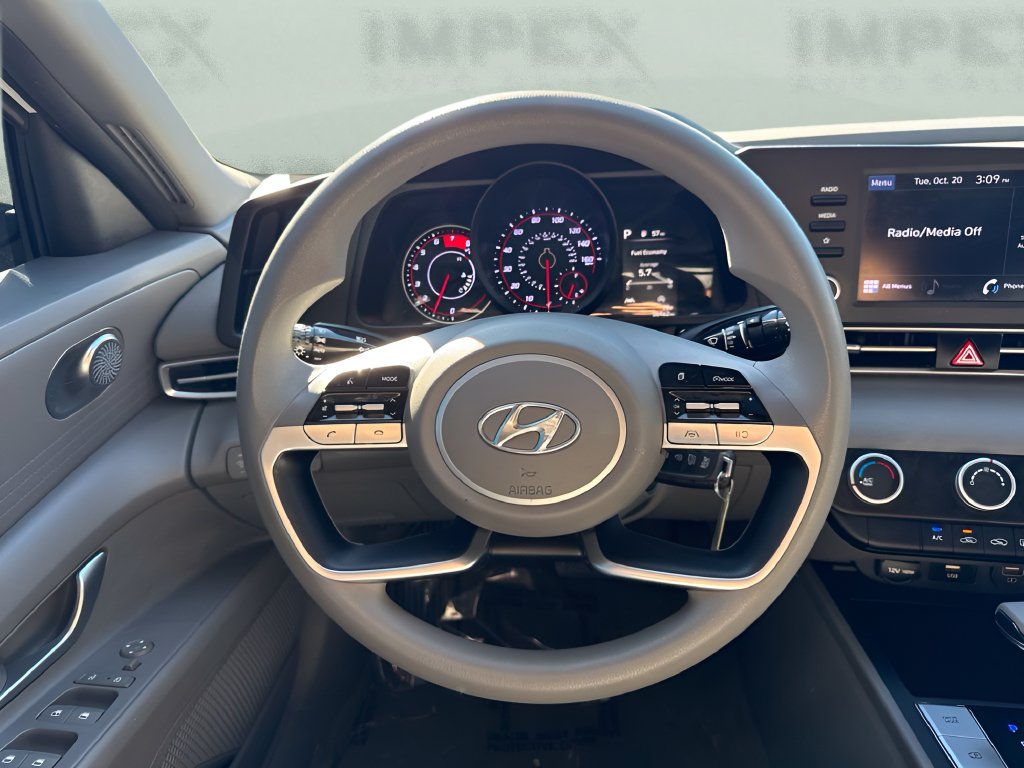 Used 2021 Hyundai Elantra SE FWD image 13