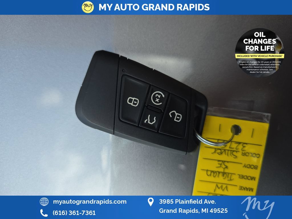 Used 2023 Volkswagen Tiguan SE AWD/4WD image 34