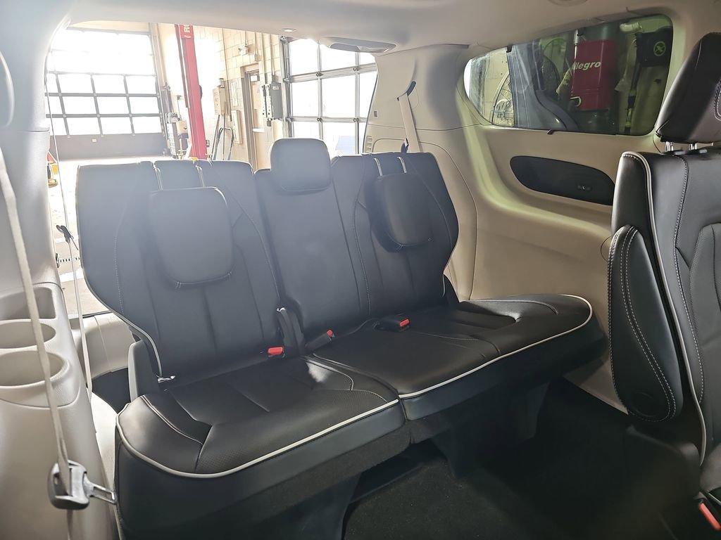 Used 2023 Chrysler Pacifica Limited w/ Uconnect Theater Family Group image 12