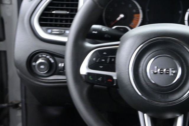 Used 2019 Jeep Renegade Latitude FWD image 30