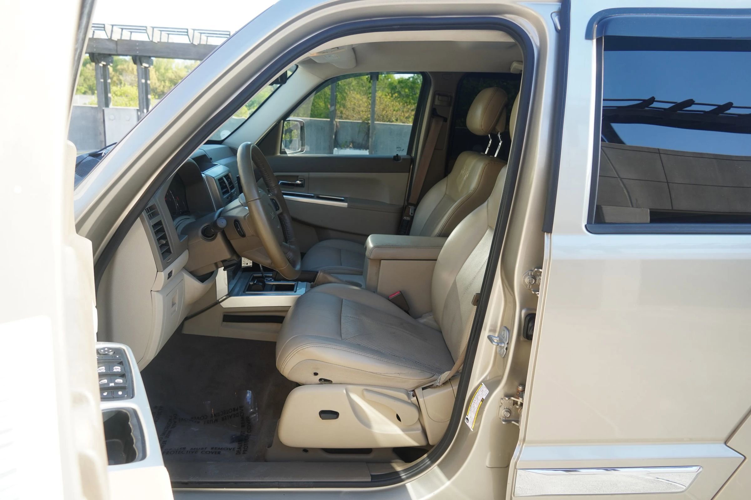 Used 2010 Jeep Liberty Limited w/ Tire & Wheel Group image 33