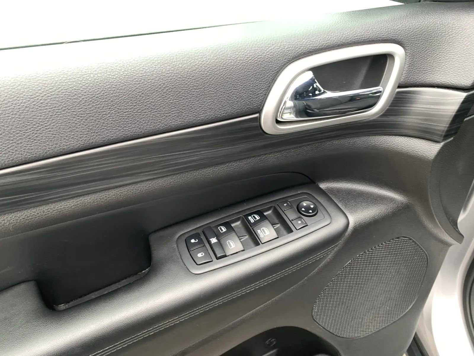 Used 2019 Jeep Grand Cherokee Laredo RWD image 23