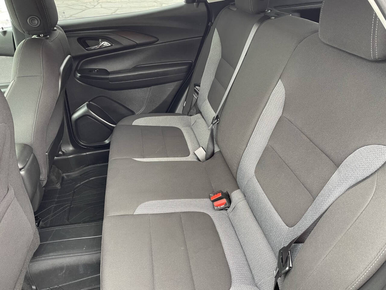 Used 2025 Chevrolet TrailBlazer LT w/ LT Cold Weather Package AWD/4WD image 4