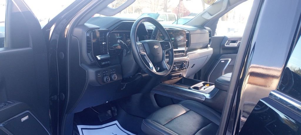 Used 2024 Chevrolet Silverado 2500 LTZ w/ LTZ Premium Package image 11