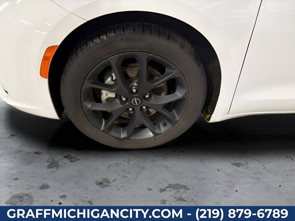 Used 2025 Chrysler Pacifica Limited FWD image 28