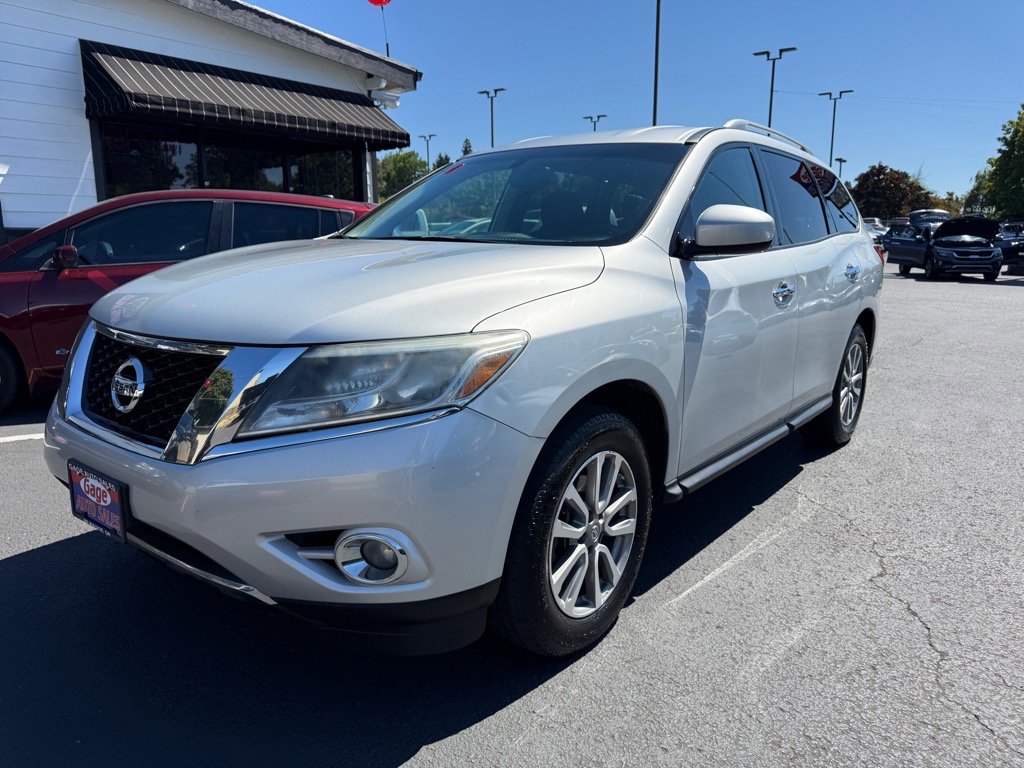 Used 2016 Nissan Pathfinder SV image 2