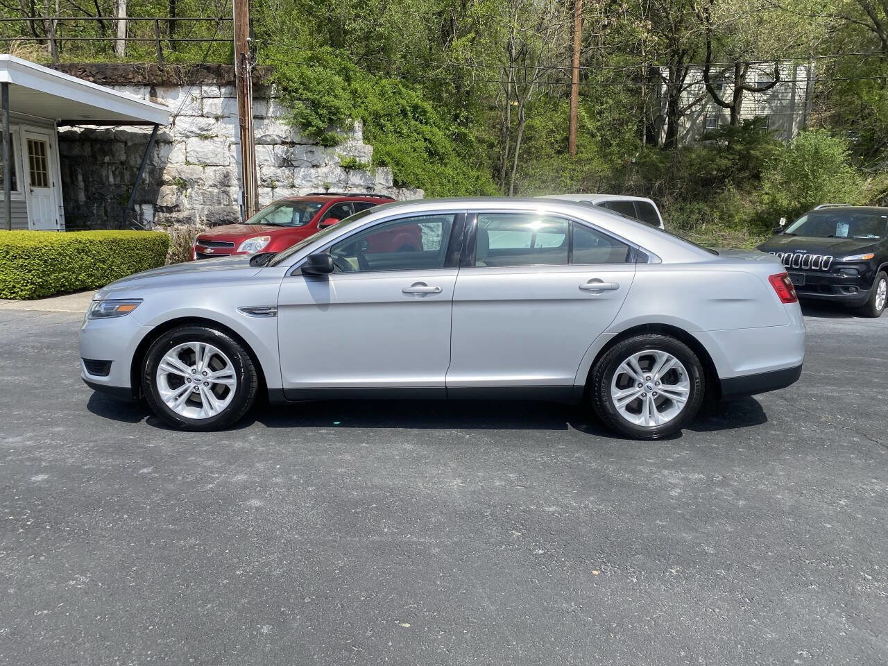 Used 2017 Ford Taurus SE image 2