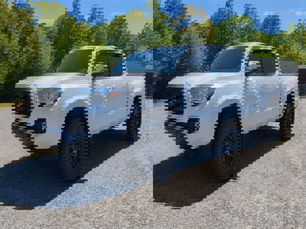 Used 2022 Toyota Tacoma SR5 w/ Technology Package image 6