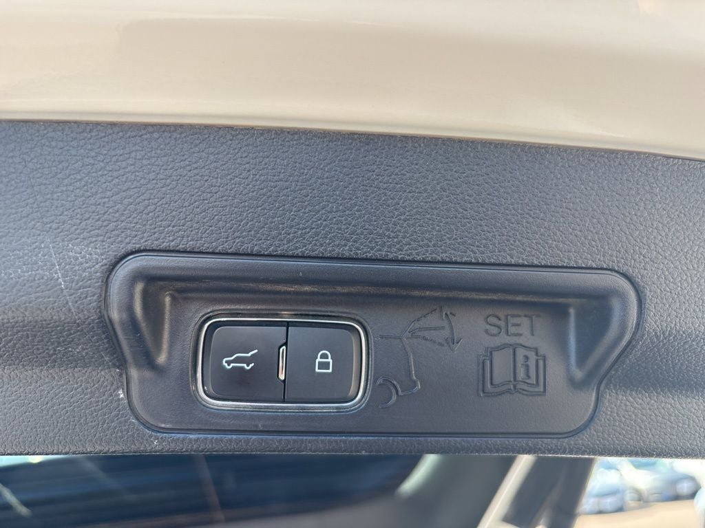 Used 2020 Ford Explorer XLT w/ Equipment Group 202A AWD/4WD image 34