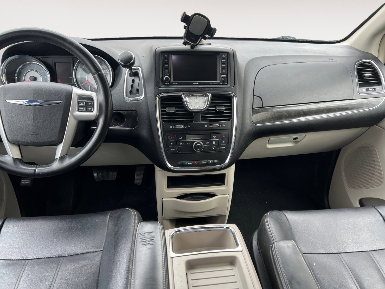 Used 2015 Chrysler Town & Country Touring image 10