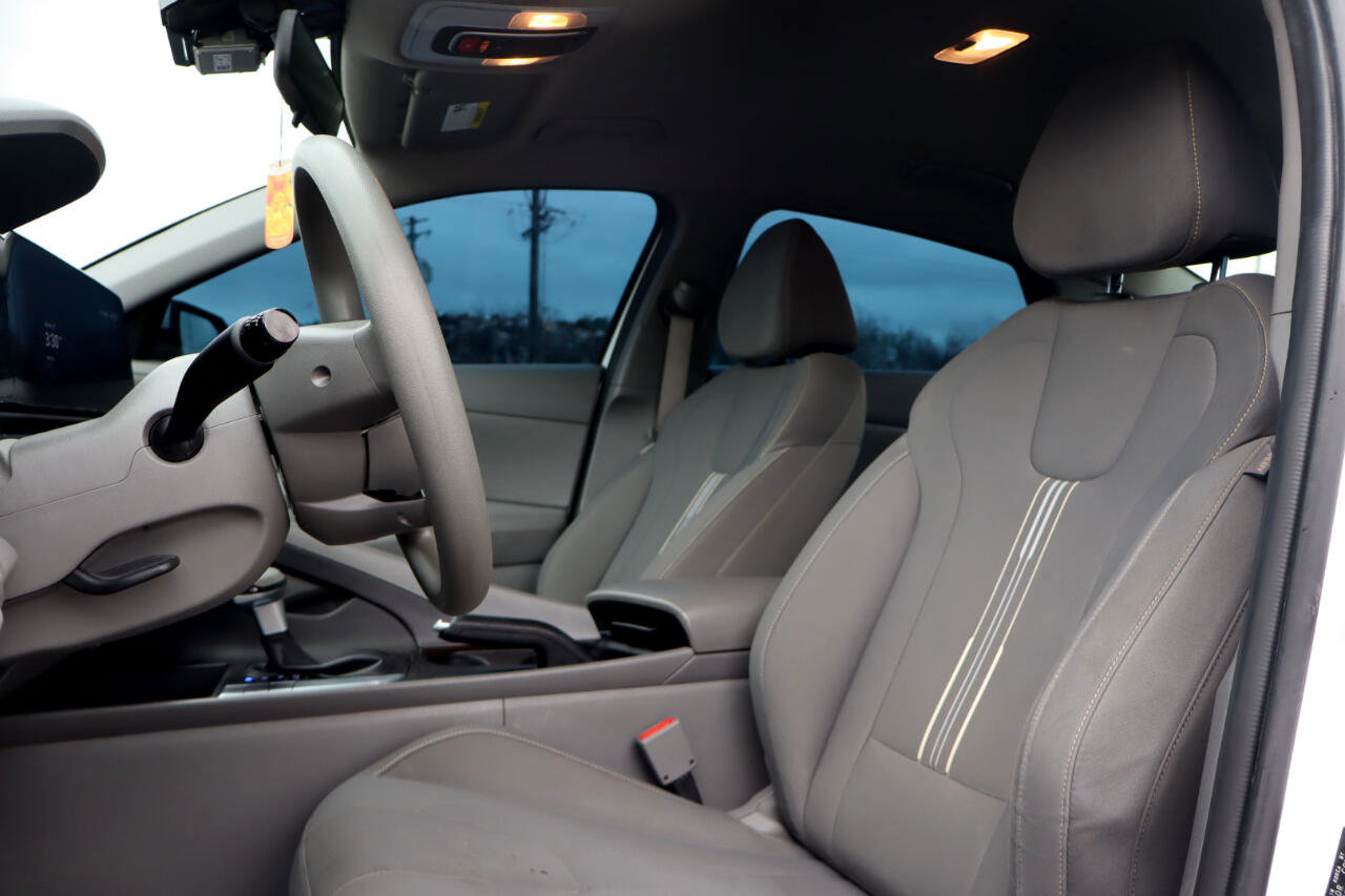 Used 2024 Hyundai Elantra SEL image 19