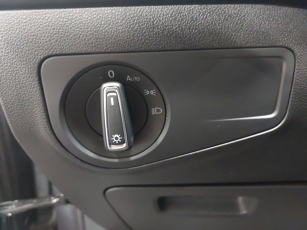 Used 2023 Volkswagen Tiguan SE image 37