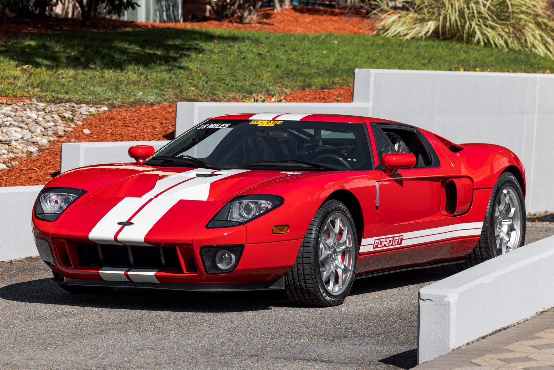 Used 2006 Ford GT RWD image 28
