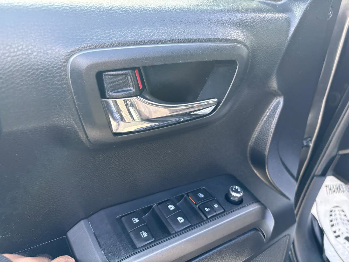 Used 2017 Toyota Tacoma TRD Sport image 26