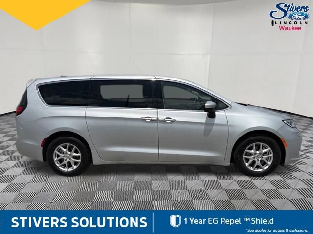 Used 2023 Chrysler Pacifica Touring-L FWD image 5