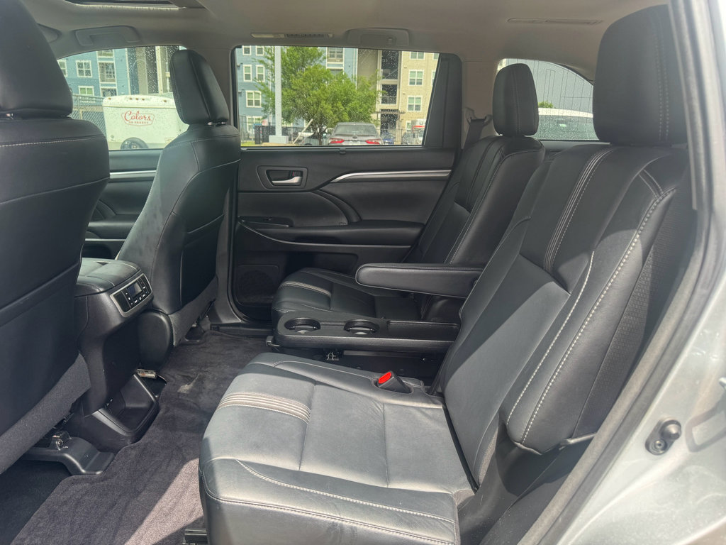 Used 2017 Toyota Highlander SE FWD image 25