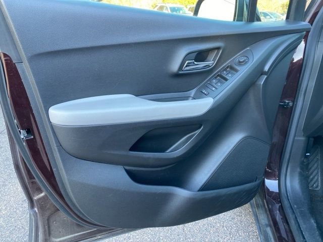 Used 2020 Chevrolet Trax LT w/ LT Convenience Package image 14