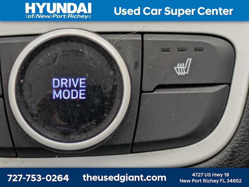 Used 2023 Hyundai Venue Limited image 24