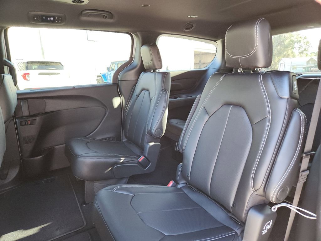 New 2026 Chrysler Pacifica Select w/ S Appearance Package image 18