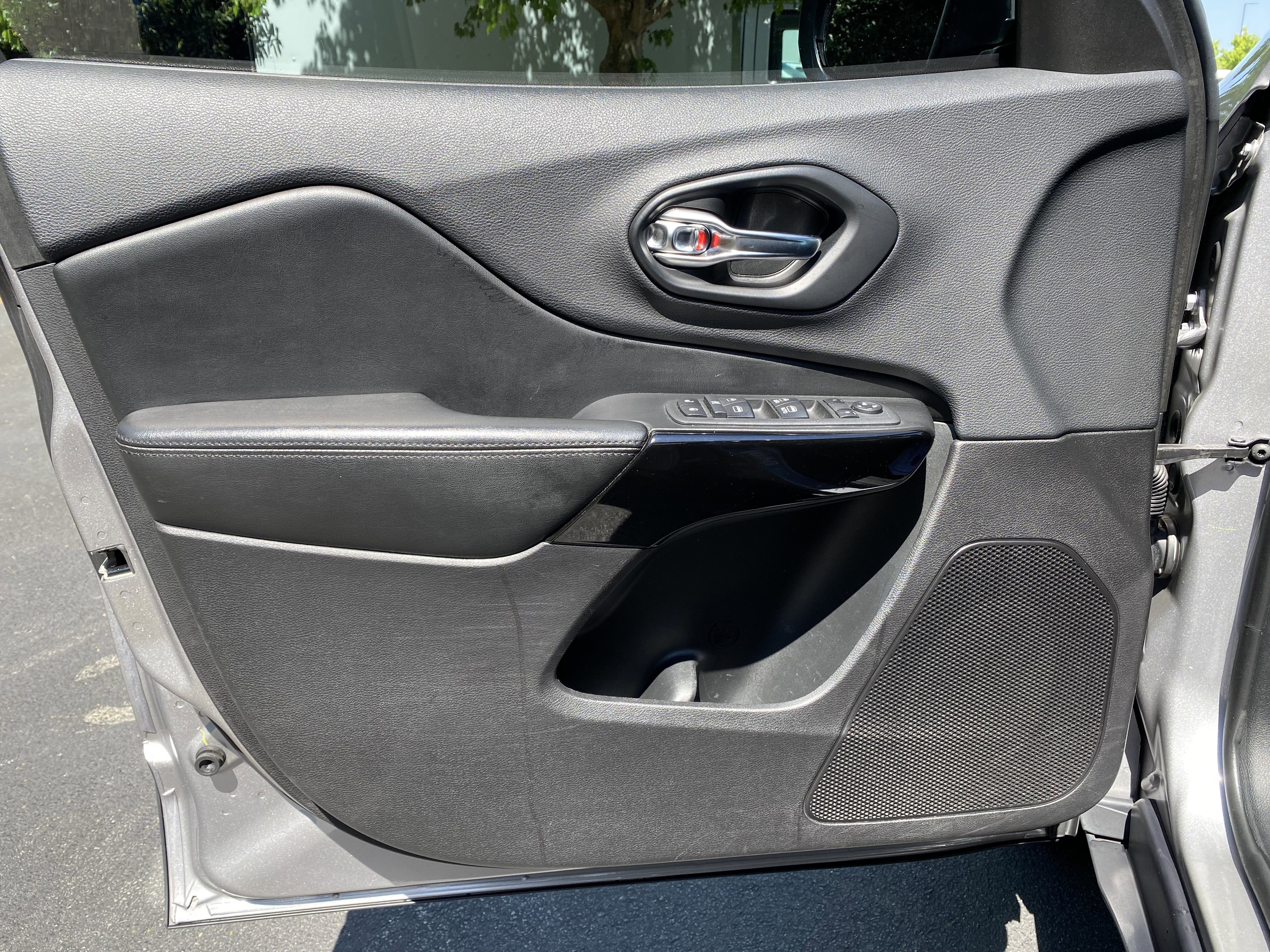 Used 2019 Jeep Cherokee Latitude Plus image 15