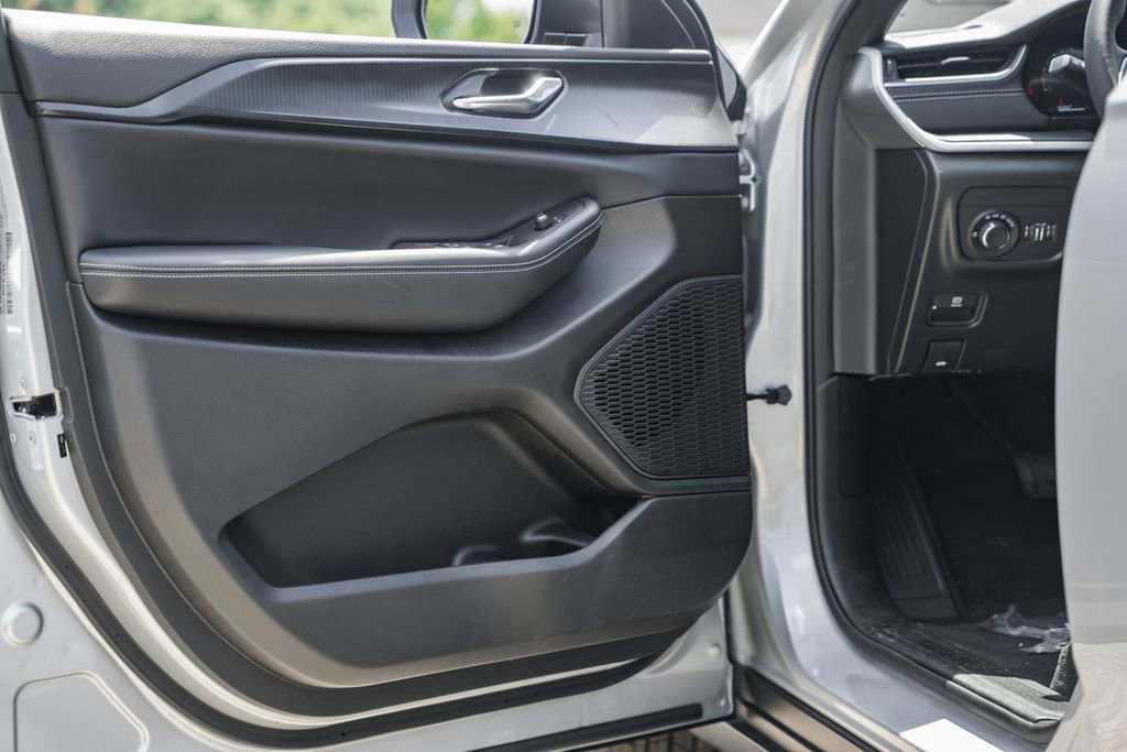 New 2025 Jeep Grand Cherokee Laredo X w/ Luxury Tech Group I image 39