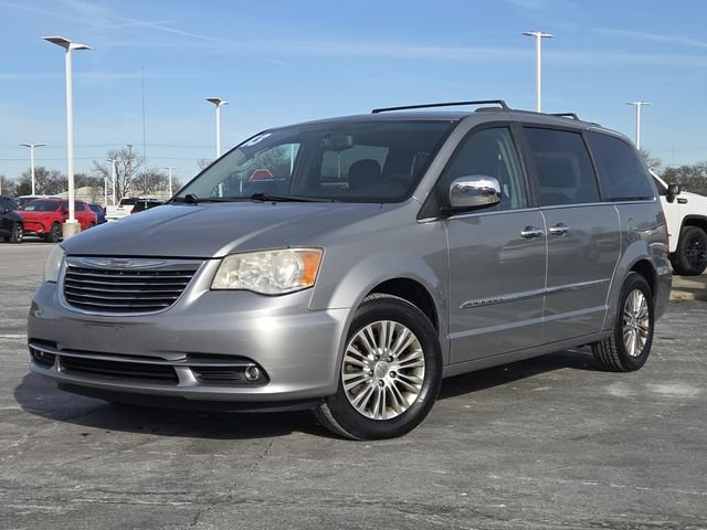 Used 2013 Chrysler Town & Country Touring-L w/ Driver Convenience Group image 2
