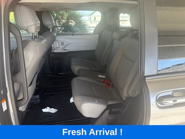 Used 2026 Toyota Sienna XLE FWD image 3