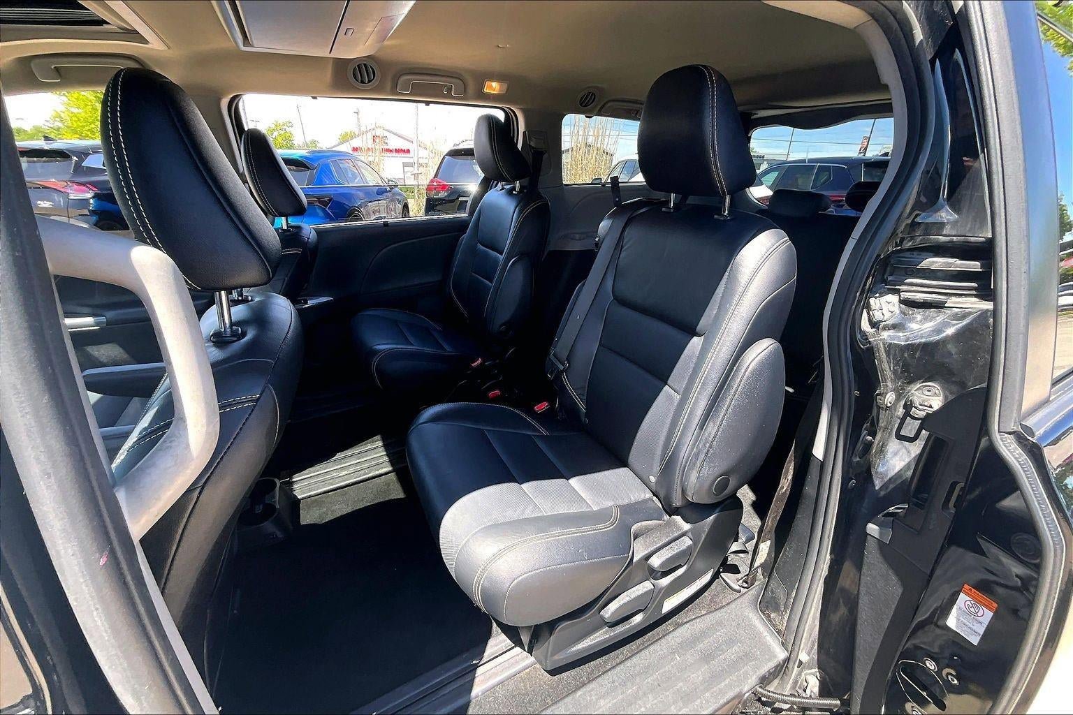 Used 2018 Toyota Sienna SE Premium w/ Carpet Mat Package FWD image 20