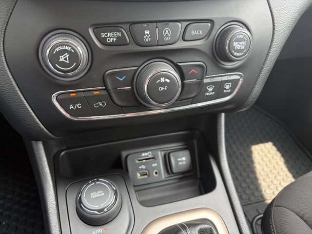 Used 2017 Jeep Cherokee Latitude w/ Cold Weather Group AWD/4WD image 28