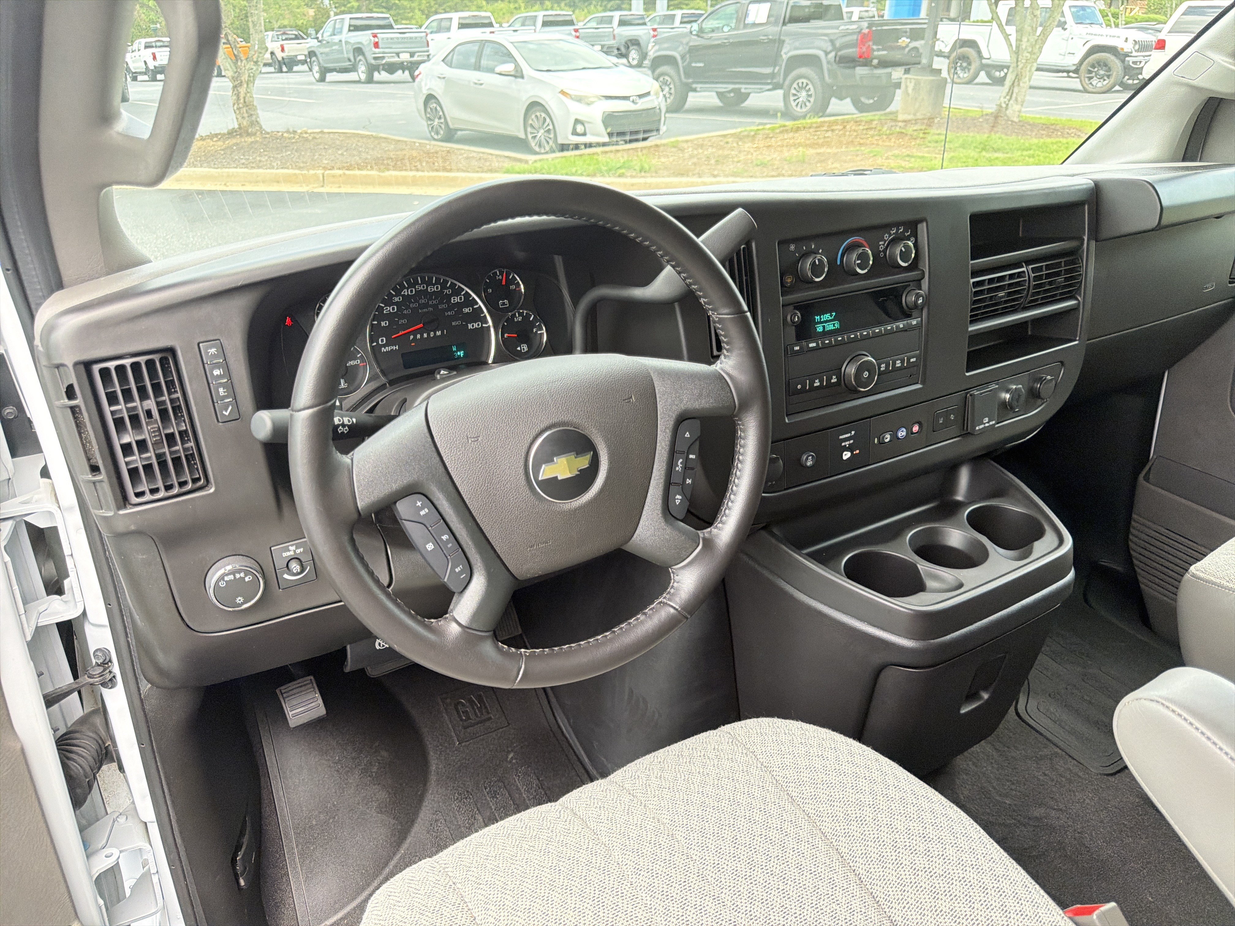 Used 2022 Chevrolet Express 2500 LT RWD image 22