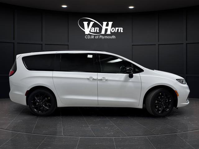 New 2026 Chrysler Pacifica Limited w/ Uconnect Theater Family Group image 2