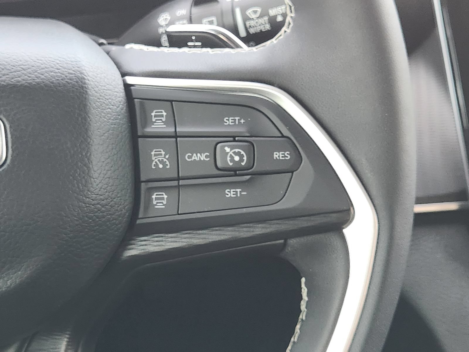 Used 2025 Jeep Grand Cherokee Altitude AWD/4WD image 31