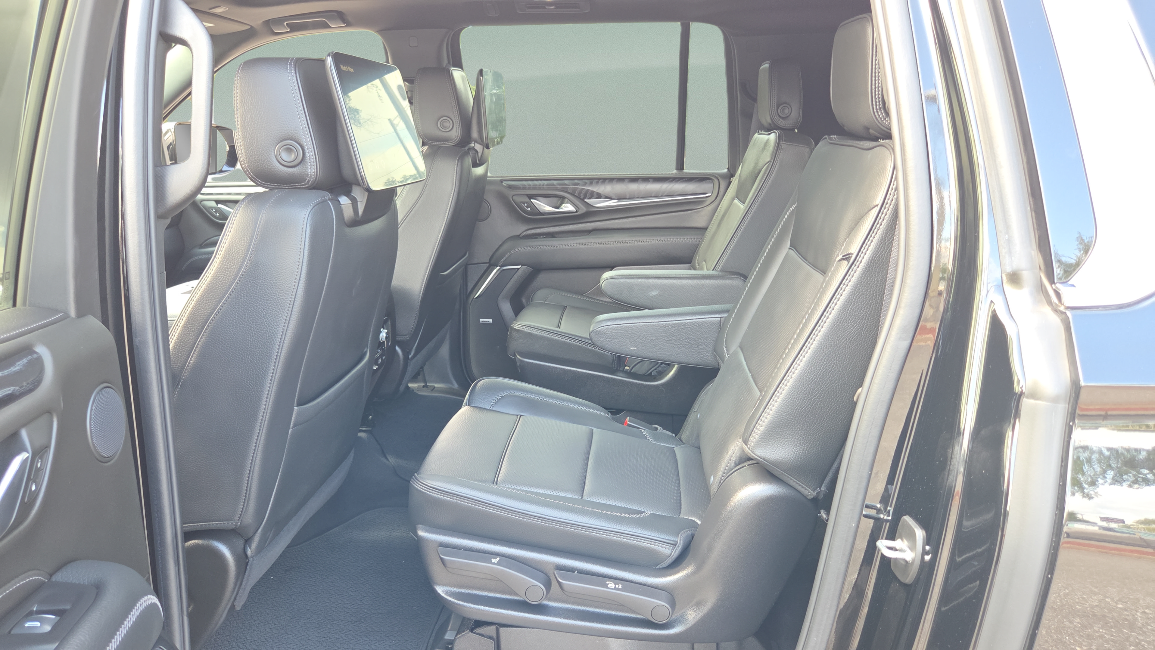 Used 2024 GMC Yukon XL Denali w/ Advanced Technology Package AWD/4WD image 11