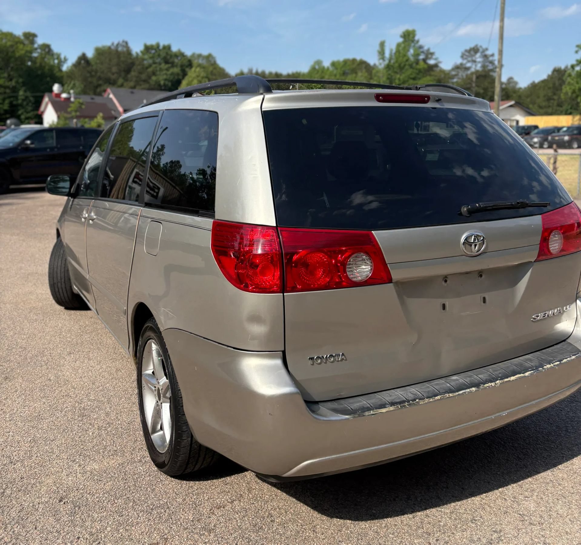 Used 2010 Toyota Sienna LE FWD image 4