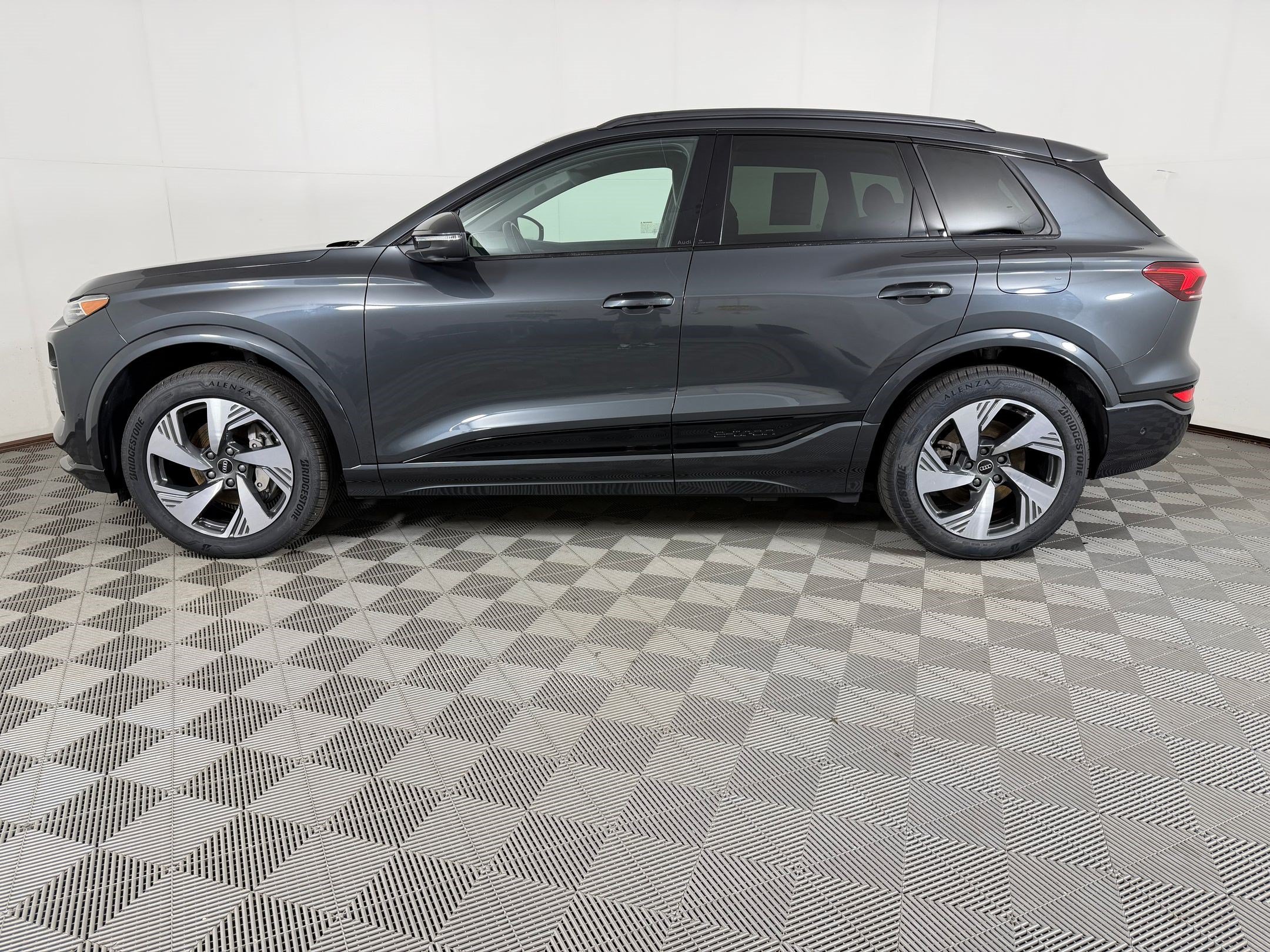 Used 2025 Audi Q6 e-tron Premium Plus w/ Premium Plus AWD/4WD image 2