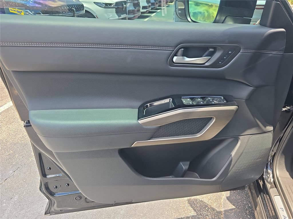Used 2025 Nissan Pathfinder Platinum FWD image 15