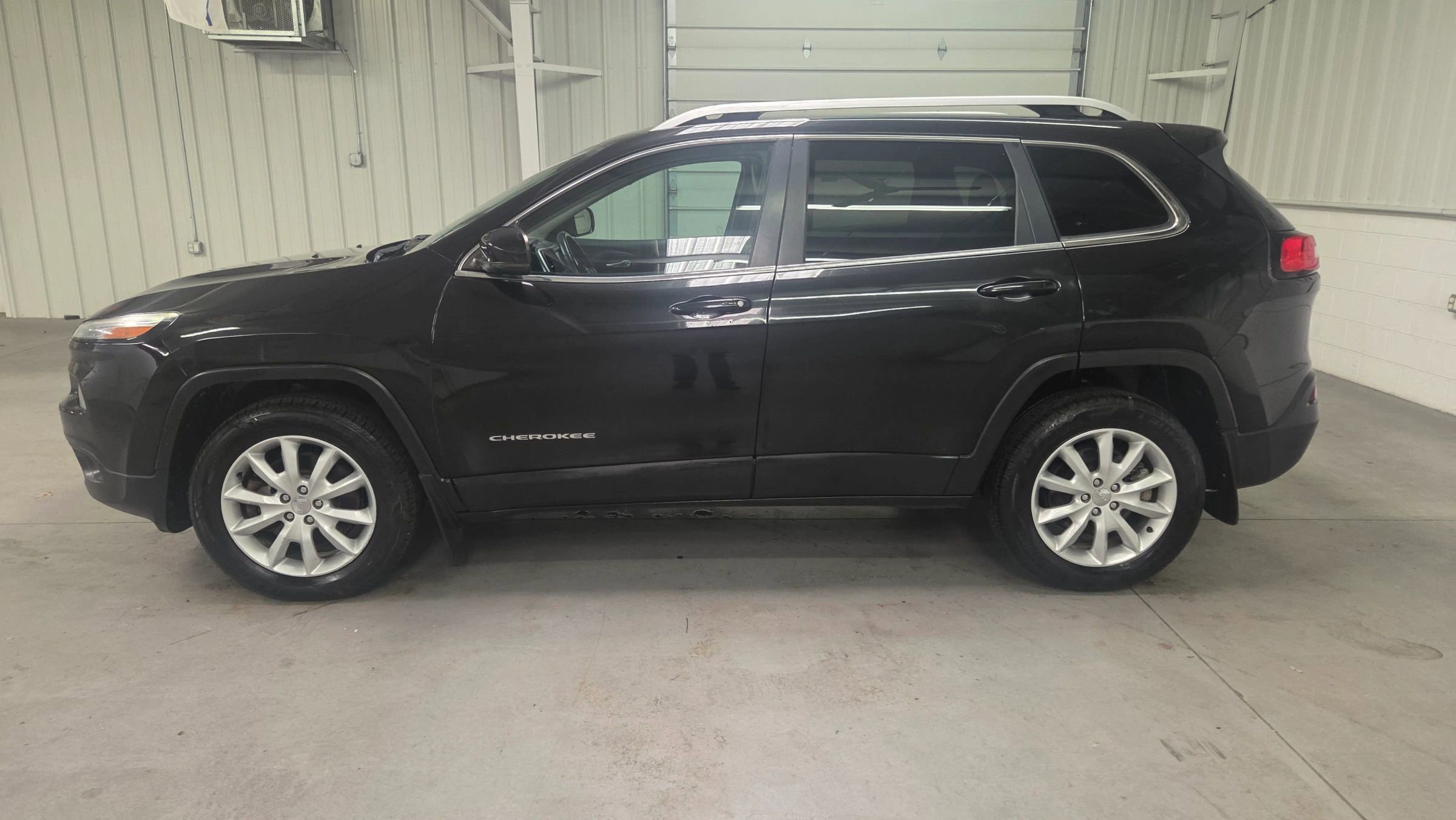 Used 2014 Jeep Cherokee Limited image 3