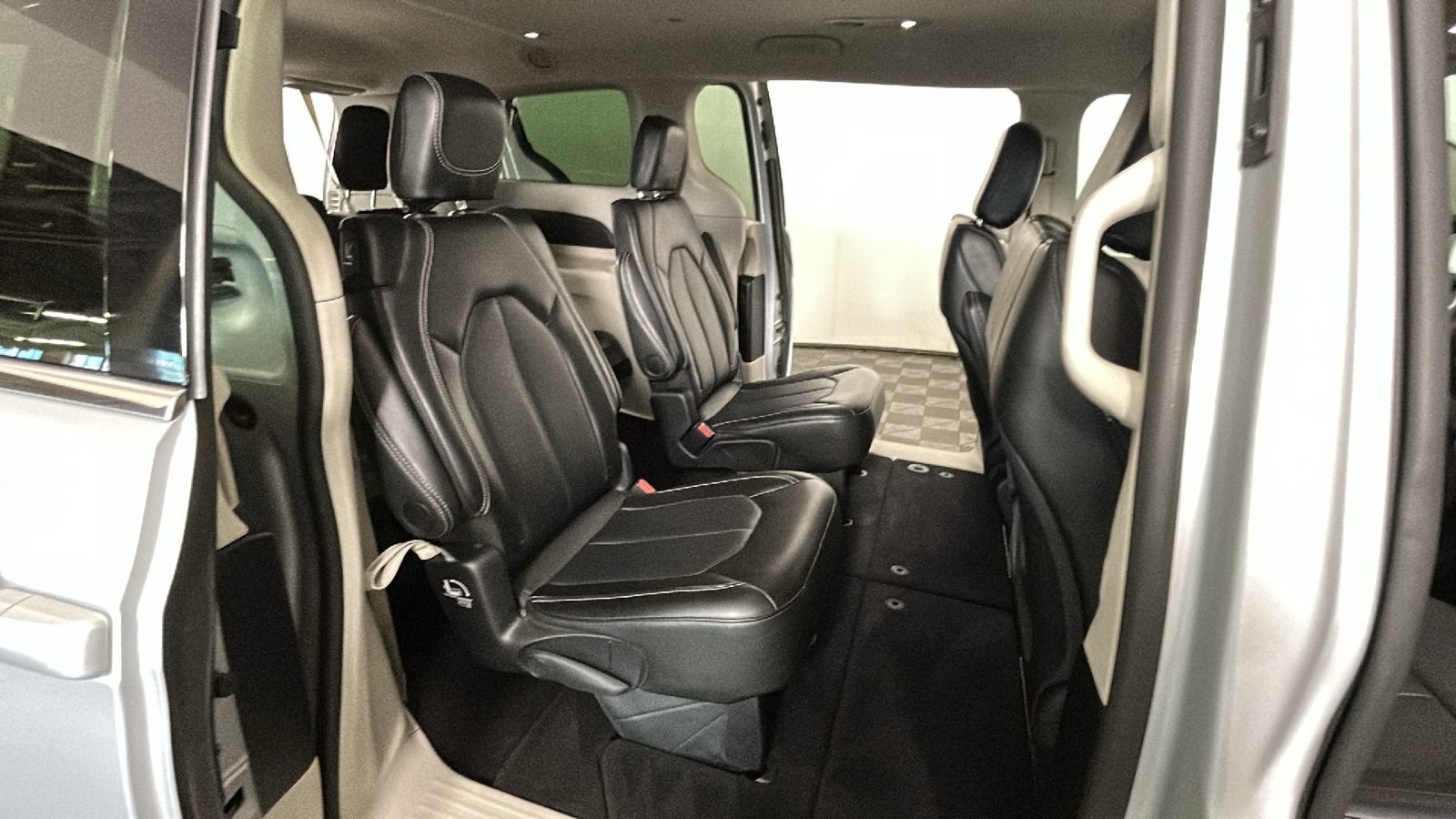 Used 2024 Chrysler Pacifica Touring-L FWD image 33