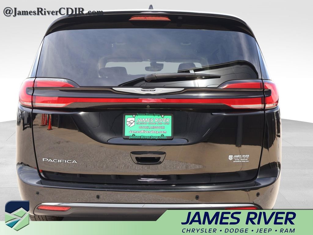 Used 2024 Chrysler Pacifica Touring-L image 4