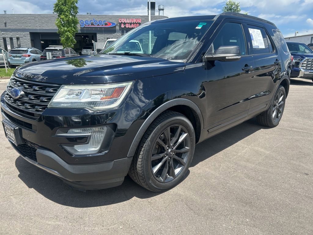 Used 2017 Ford Explorer XLT w/ Equipment Group 202A AWD/4WD image 3