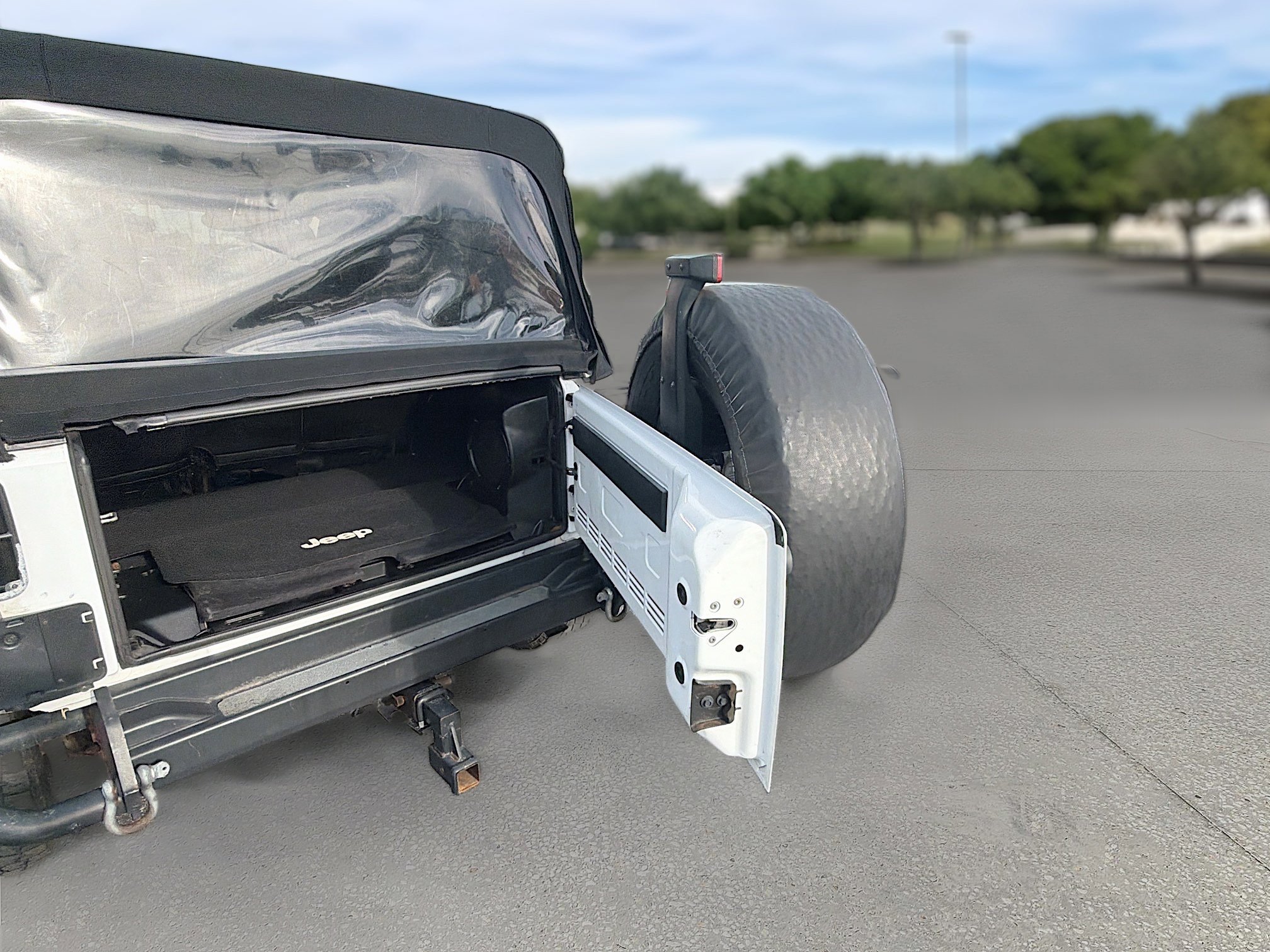 Used 2013 Jeep Wrangler Unlimited Sahara image 25