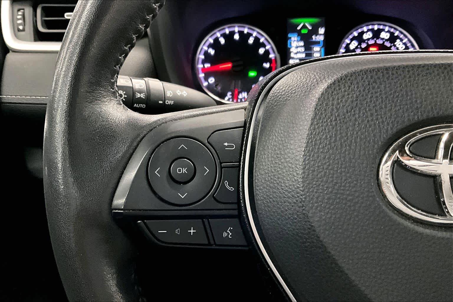 Used 2020 Toyota RAV4 XLE Premium FWD image 23