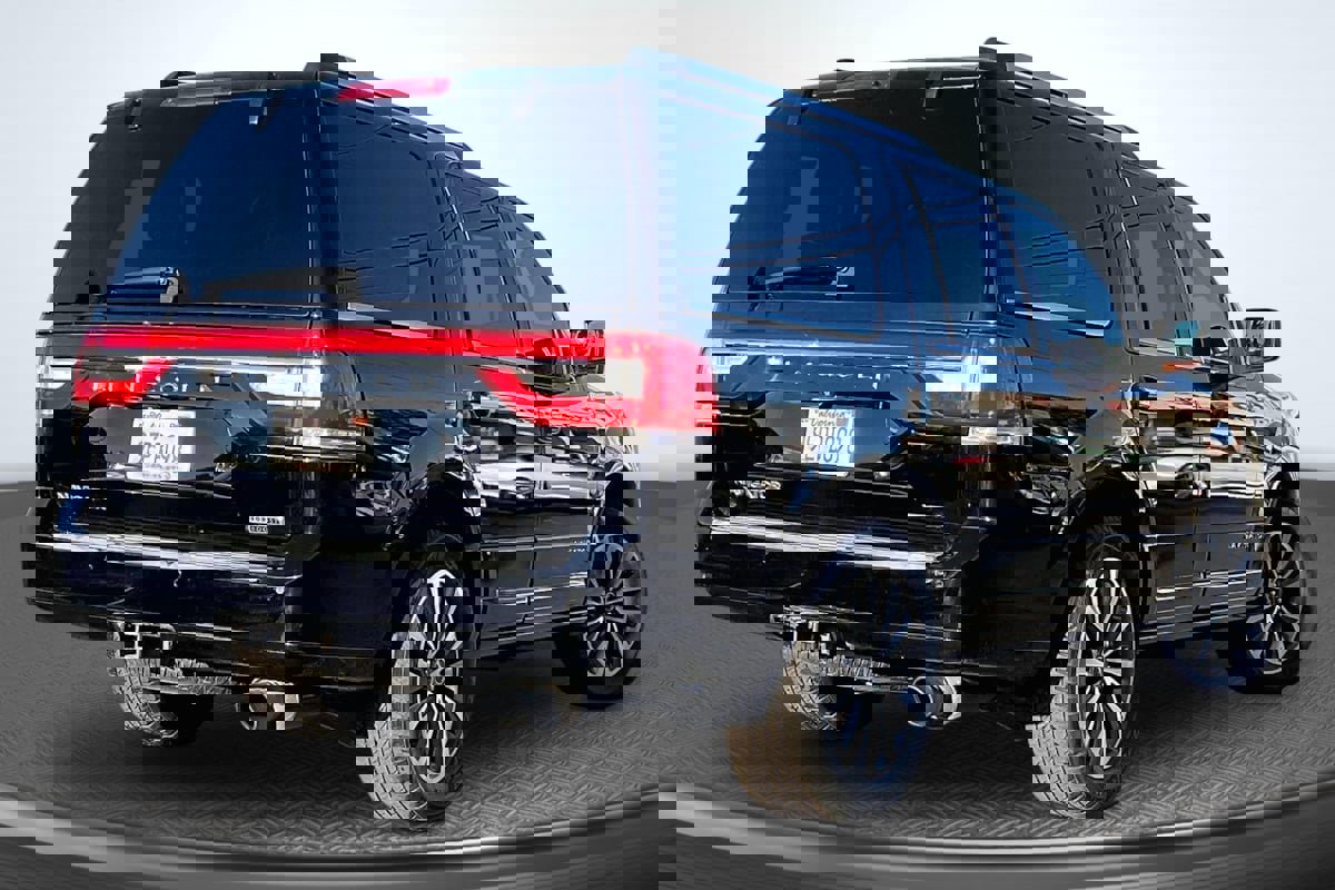 Used 2016 Lincoln Navigator Select image 13