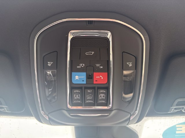 Used 2025 Jeep Grand Cherokee L Limited w/ Black Appearance Package AWD/4WD image 15