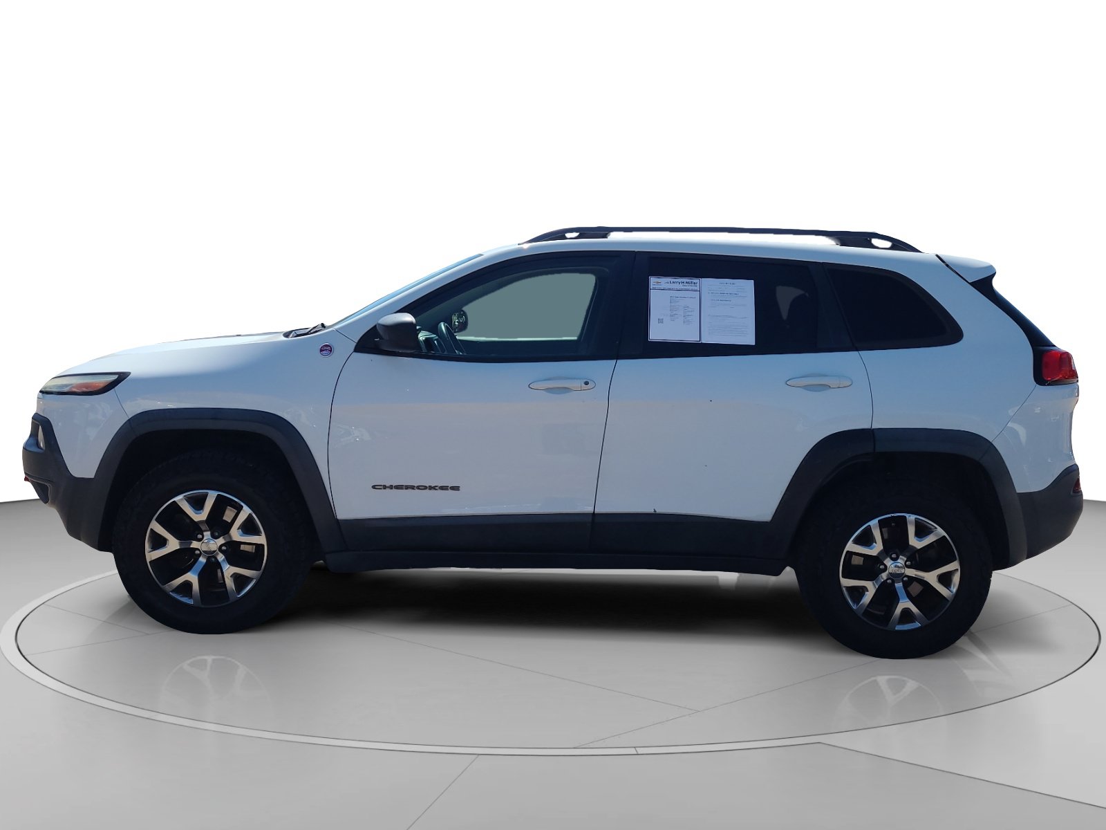 Used 2015 Jeep Cherokee Trailhawk AWD/4WD image 2